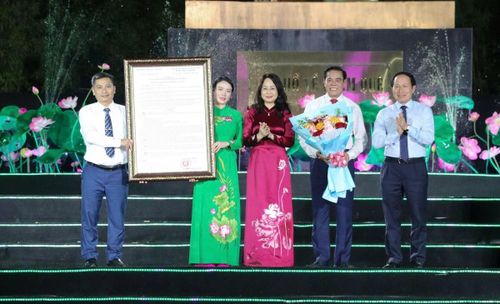 Phó Thủ tướng Chính phủ Lê Tiến Châu, lãnh đạo Bộ trưởng Bộ Văn hóa, Thể thao và Du lịch trao quyết định công nhận Khu du lịch quốc gia Kim Liên.