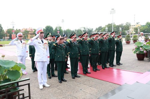 Đoàn đại biểu Quân ủy Trung ương - Bộ Quốc phòng thành kính tưởng niệm Chủ tịch Hồ Chí Minh.