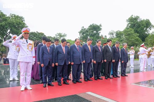 Trong không khí trang nghiêm, các lãnh đạo Đảng, Nhà nước tưởng nhớ những người con ưu tú của dân tộc đã không tiếc máu xương, dũng cảm chiến đấu, hy sinh vì sự nghiệp đấu tranh giải phóng dân tộc, vì độc lập, tự do của Tổ quốc, vì hạnh phúc của Nhân dân.