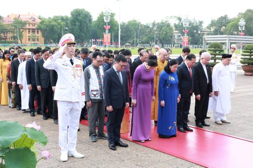Sáng cùng ngày, các đoàn đại biểu Ủy ban Trung ương Mặt trận Tổ quốc Việt Nam; Quân ủy Trung ương - Bộ Quốc phòng; Đảng ủy Công an Trung ương - Bộ Công an; Thành ủy, HĐND, UBND TP Hà Nội... đến đặt vòng hoa, vào Lăng viếng Chủ tịch Hồ Chí Minh và tưởng niệm các Anh hùng liệt sĩ.