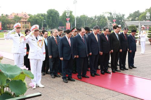 Đoàn đại biểu thành kính bày tỏ lòng biết ơn vô hạn đối với công lao trời biển của Chủ tịch Hồ Chí Minh - Người sáng lập và rèn luyện Đảng ta, Lãnh tụ vĩ đại của dân tộc Việt Nam, Anh hùng giải phóng dân tộc, Danh nhân văn hóa kiệt xuất đã dành trọn cuộc đời hiến dâng cho sự nghiệp cách mạng của dân tộc, cho độc lập của Tổ quốc, tự do, hạnh phúc của Nhân dân.