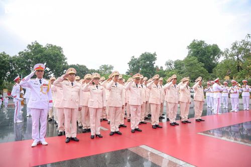 Đoàn đại biểu Quân ủy Trung ương - Bộ Quốc phòng và Đảng ủy Công an Trung ương - Bộ Công an tưởng niệm các Anh hùng liệt sĩ.