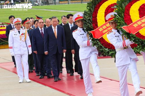 Cùng dự có nguyên Tổng Bí thư Nông Đức Mạnh, nguyên Chủ tịch nước Lương Cường, nguyên Thủ tướng Phạm Minh Chính và các lãnh đạo, nguyên lãnh đạo Đảng, Nhà nước, lãnh đạo các ban, bộ, ngành Trung ương.