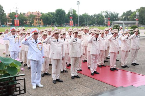 Đoàn đại biểu Đảng ủy Công an Trung ương - Bộ Công an thành kính tưởng niệm Chủ tịch Hồ Chí Minh.