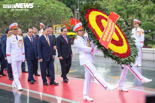 Tiếp đó, Đoàn đại biểu tới đặt vòng hoa, dâng hương, tưởng niệm các Anh hùng liệt sĩ tại Đài tưởng niệm các Anh hùng liệt sĩ trên đường Bắc Sơn, TP Hà Nội.