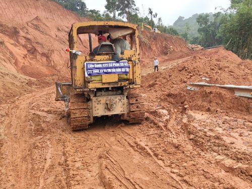 Sở Xây dựng Lâm Đồng thông báo cấm xe cộ qua lại đèo Gia Bắc từ 5h ngày 20/5 để khắc phục sạt lở.