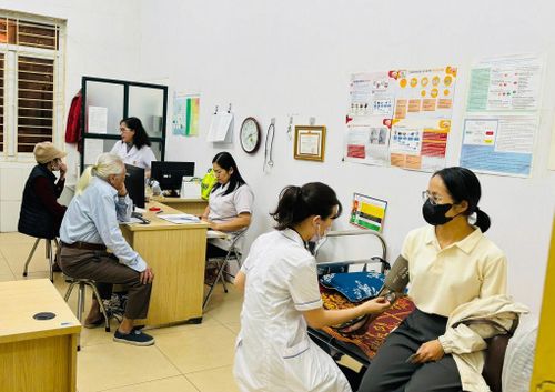 Tổng đài “Kim Liên khỏe” cung cấp thông tin, hướng dẫn chăm sóc sức khỏe ban đầu tại cộng đồng; giải đáp các thắc mắc về khám chữa bệnh bảo hiểm y tế... Ảnh: PV