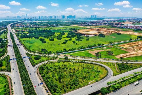 Nghị quyết Đại hội XVIII Đảng bộ Thành phố Hà Nội đặt mục tiêu xây dựng Hà Nội trở thành “đại đô thị sáng tạo, xanh, thông minh, kết nối toàn cầu. Ảnh: Phạm Hùng