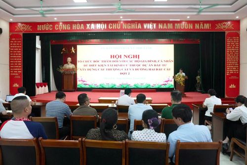 Xã Thiên Lộc tổ chức chức cho các hộ dân thuộc dự án cầu Thượng Cát bốc thăm nơi tái định cư. Ảnh: Lộc Thiên.