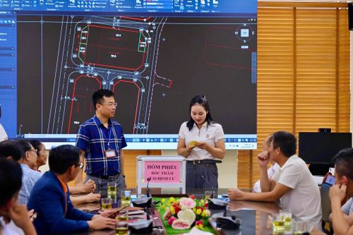 Các hộ dân thuộc dự án cầu Thượng Cát đồng thuận bốc thăm nơi tái định cư. Ảnh: Thiên Lộc.