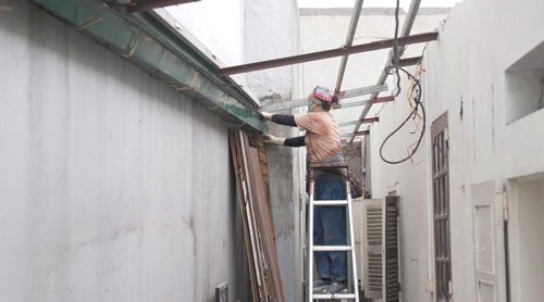 Nhân dân thôn Đại Đồng tự nguyện phá dỡ công trình vi phạm để trả mặt bằng cho địa phương thực hiện các dự án đã được phê duyệt. Ảnh: Lộc Thiên.