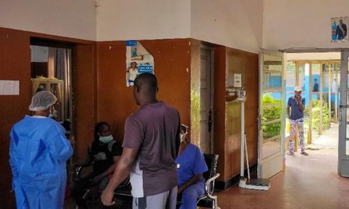 Người dân tại Bệnh viện Đa khoa Bunia sau khi dịch Ebola bùng phát ở Congo. Ảnh: Reuters