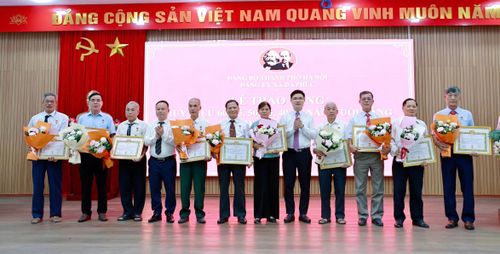 Bí thư Đảng ủy xã Đa Phúc Nguyễn Hồng Minh trao Huy hiệu Đảng cho các Đảng viên. Ảnh: Hồng Kỳ