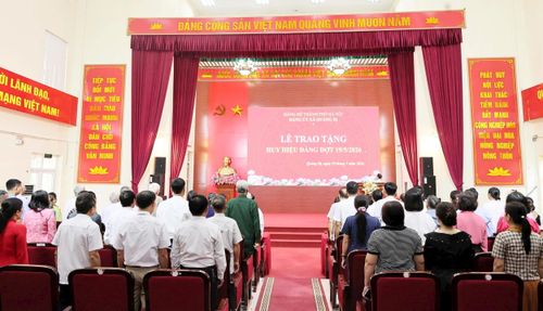 Đảng ủy xã Quảng Bị trang trọng tổ chức Lễ trao tặng Huy hiệu Đảng cho các đảng viên sinh hoạt tại các chi bộ thuộc Đảng bộ xã. Ảnh: Thanh Vân