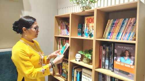 Chủ tịch Hiệp hội Hữu nghị Malaysia - Việt Nam trải nghiệm "Tủ sách cộng đồng".