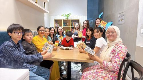 Ban tổ chức chụp ảnh lưu niệm cùng các em học sinh.