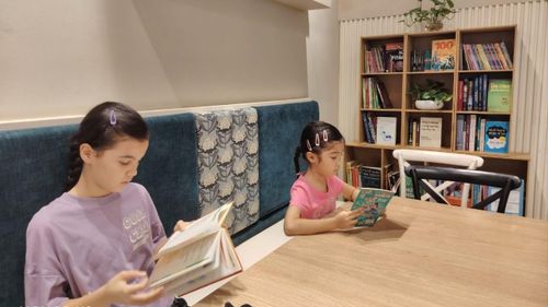Các em học sinh lớp Tiếng Việt thuộc Câu lạc bộ Tiếng Việt tại Malaysia hào hứng đọc sách.