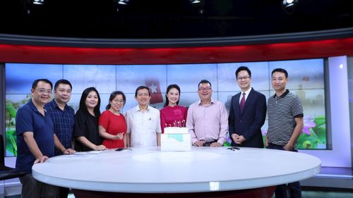 Các đại biểu chụp ảnh lưu niệm tại Chương trình. Ảnh: Viết Thành