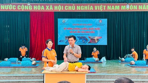 Thực hành kỹ năng phòng chống tai nạn đuối nước và sơ cấp cứu ban đầu tại Trường THCS Tòng Bạt. Ảnh: Khương Tuấn