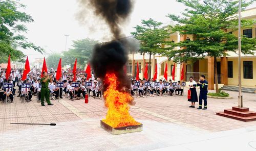 Hoạt động trải nghiệm kỹ năng phòng cháy chữa cháy và cứu nạn cứu hộ tại Trường THCS Sơn Đà. Ảnh: Khương Tuấn