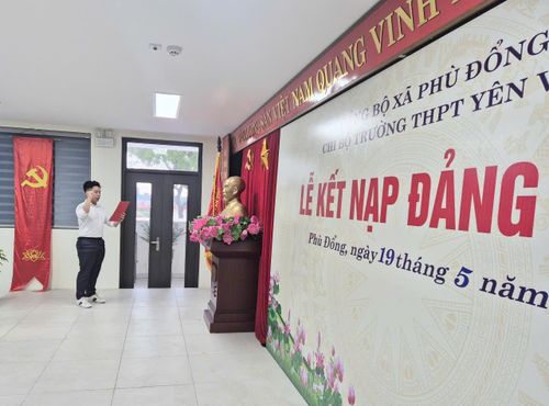 Đảng viên trẻ đọc lời tuyên thệ. Ảnh: CTV