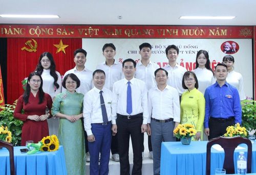 Đại diện lãnh đạo xã Phù Đổng và nhà trường chúc mừng các đảng viên trẻ. Ảnh: CTV