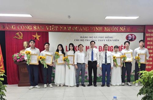 7 học sinh Trường THPT Yên Viên được kết nạp Đảng. Ảnh: CTV