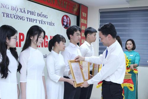 Trao quyết định kết nạp đảng viên. Ảnh: CTV