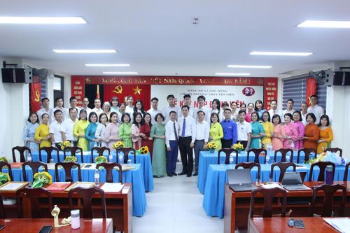 Đại diện lãnh đạo xã Phù Đổng, Ban Giám hiệu và giáo viên Trường THPT Yên Viên chúc mừng các đảng viên trẻ. Ảnh: CTV