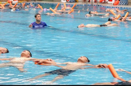 Tổ chức dạy bơi an toàn, trang bị kỹ năng an toàn trong môi trường nước cho trẻ em là một giải pháp cần thiết. Ảnh: Chiên Nguyễn