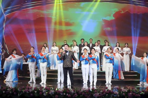NSND Quốc Hưng biểu diễn trong chương trình. Ảnh: V.H