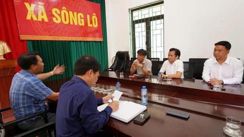 Đoàn công tác của Bộ Y tế làm việc với lãnh đạo xã Sông Lô. Ảnh: PV