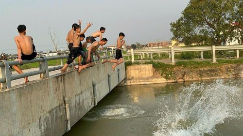 Sông suối, ao hồ trở thành điểm vui chơi của trẻ em, song cũng ẩn chứa không ít hiểm họa rình rập. Ảnh minh họa