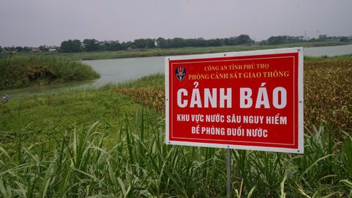 Cơ quan chức năng cắm biển cảnh báo nguy hiểm tại khu vực xảy ra vụ việc. Ảnh: PV