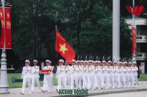 Đoàn thượng cờ trang nghiêm diễu binh theo đội hình từ bên phải Lăng Chủ tịch Hồ Chí Minh ra trước cột cờ trong tiếng quân nhạc hào hùng của hành khúc 'Tiến bước dưới quân kỳ'.