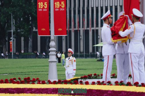 Kể từ ngày 19/5/2001, lễ Thượng cờ bắt đầu được thực hiện tại Quảng trường Ba Đình, không kể thời tiết nắng, mưa hay gió rét.
