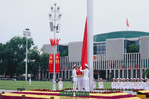 Lá Quốc kỳ được các chiến sĩ chuẩn bị kéo lên cao.
