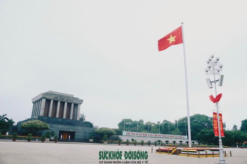 Với nhiều du khách, lễ thượng cờ tại Lăng Bác không chỉ là nghi lễ thường nhật mà còn là trải nghiệm giàu cảm xúc với mỗi người dân khi tới Thủ đô đúng dịp kỷ niệm Ngày sinh Chủ tịch Hồ Chí Minh.