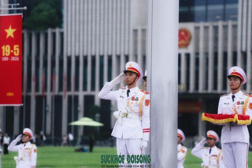 Trong suốt thời gian Quốc kỳ được kéo lên, các hoạt động tại Quảng trường Ba Đình đều tạm dừng, mọi người cùng hướng về lá cờ Tổ quốc và lắng nghe Quốc ca vang lên trang nghiêm.