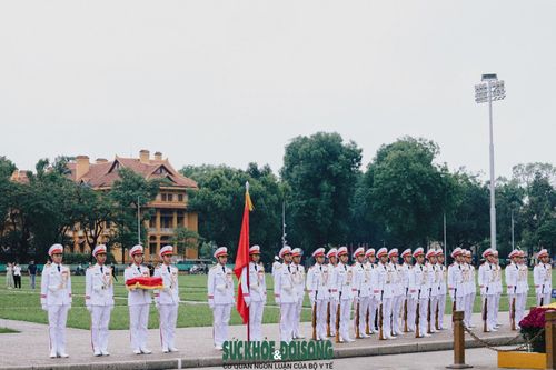 Dẫn đầu đoàn thượng cờ là quân kỳ Quyết thắng. Theo sau là đội tiêu binh với 34 chiến sĩ, tượng trưng cho 34 chiến sĩ đầu tiên của Đội Việt Nam tuyên truyền giải phóng quân thành lập năm 1944, là đơn vị tiền thân của Quân đội nhân dân Việt Nam.