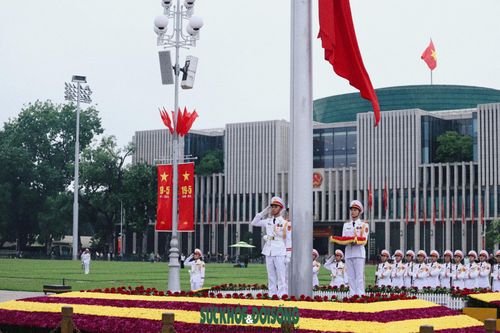 Sau khi có hiệu lệnh, lá cờ được tung ra và bay lên theo tiếng Quốc ca.