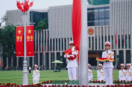 Được ôm lá Quốc kỳ trong nghi lễ thượng cờ là niềm vinh dự lớn lao đối với mỗi chiến sĩ, bởi đó không chỉ là nhiệm vụ mà còn là niềm tự hào thiêng liêng.