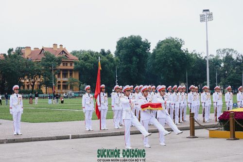 Ba chiến sĩ đội hồng kỳ tiến lên phía cột cờ chuẩn bị các nghi thức Thượng cờ, cũng là lúc cửa của Lăng Bác bắt đầu mở.