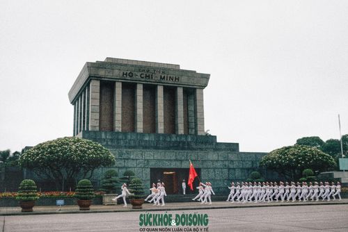 Sau lễ thượng cờ, đội tiêu binh đi một vòng trước cửa Lăng và kết thúc nghi lễ. Vào 21 giờ hàng ngày, lễ hạ cờ với nghi thức tương tự sẽ được diễn ra.