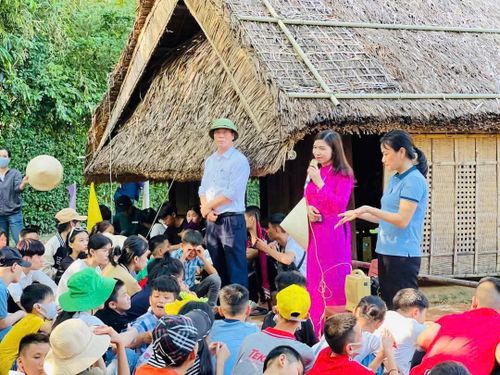 Chị Kim Thanh thuyết minh viên tại Khu di tích Kim Liên vẫn luôn tìm thấy sự mới mẻ và tình yêu với công việc.