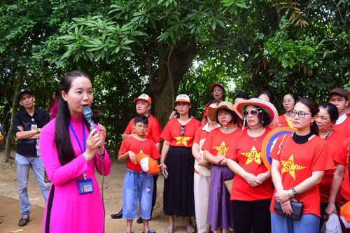 Những nữ thuyết minh vinh dự và tự hào khi được kể về Người. (Ảnh: BQL Khu di tích quốc gia đặc biệt Kim Liên).