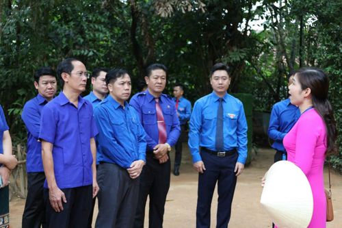 Thuyết minh viên được xem là những người "thay mặt gia đình Bác" đón khách. (Ảnh: BQL Khu di tích quốc gia đặc biệt Kim Liên).