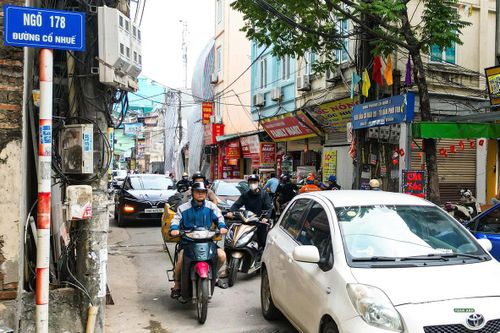 Khu vực Cổ Nhuế vẫn đông phương tiện trong thời gian chờ hoàn thiện mặt bằng.