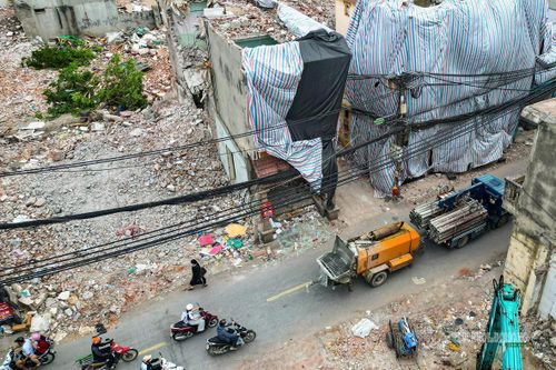 Nhiều khu dân cư cũ đang dần nhường chỗ cho tuyến đường mới.