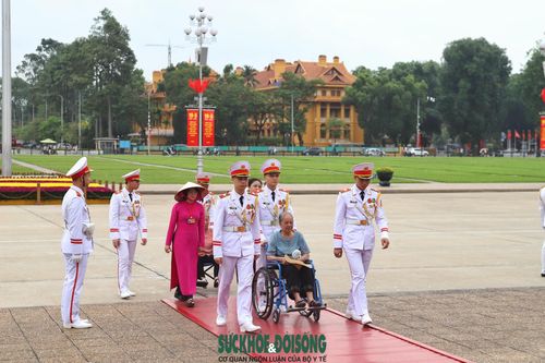 Những người lớn tuổi được hỗ trợ, tạo điều kiện thuận lợi trong quá trình vào Lăng viếng Bác.